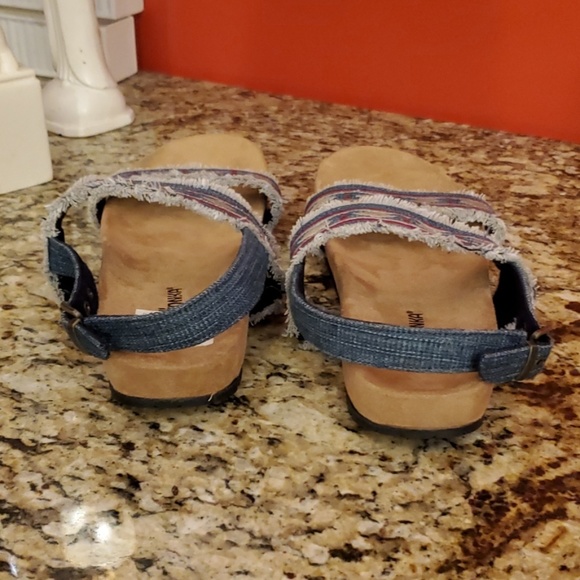 * MinneTonka Melody Sandals - Picture 4 of 8